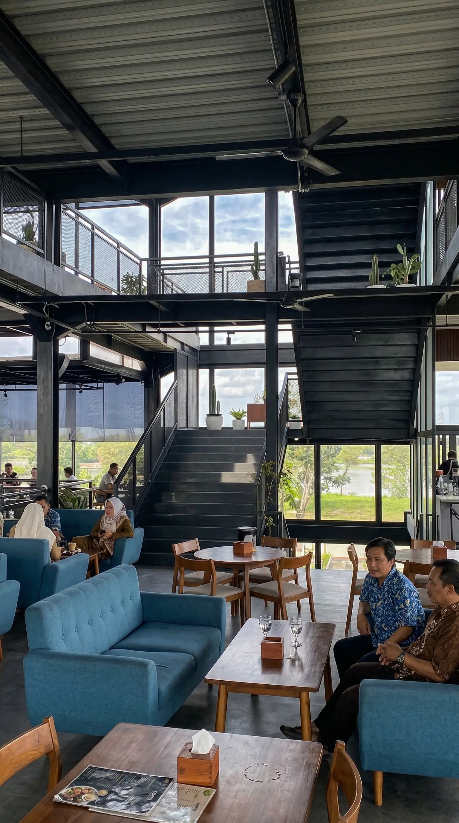 Suasana Restoran HenRiz